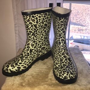 The cutest Cheetah print rain boots!